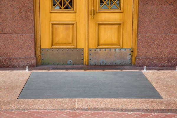 Steinschwelle Mit Fußmatte Der Eingangstür Aus Holz Und Granitstein Fassadenverkleidung — Stockfoto