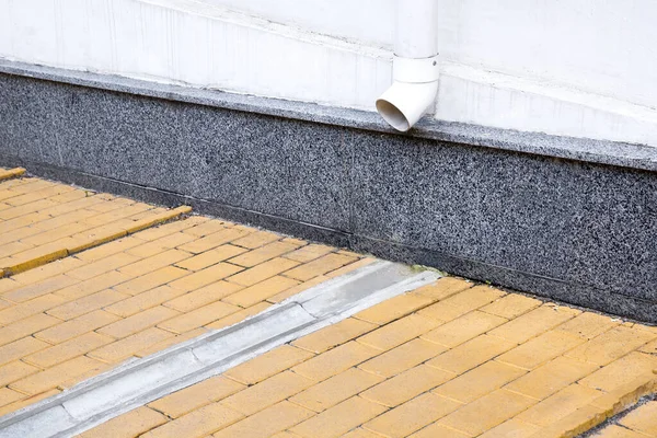 Fachada Una Pared Casa Con Una Tubería Drenaje Canal Plato — Foto de Stock