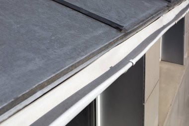 Lekesiz çarşaflardan yapılmış çatı oluğu yağmur suyu drenaj borusu yakın plan, kimse yok..