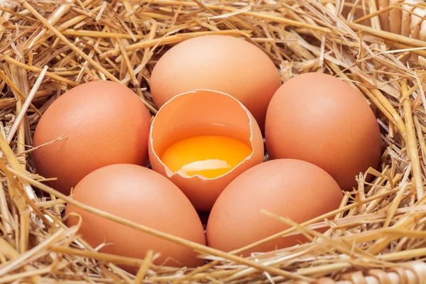 The eggs which are laid out in a basket with hay. — Stock Photo, Image