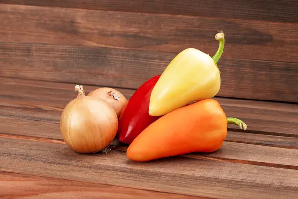 Légumes sur une table en bois. — Photo