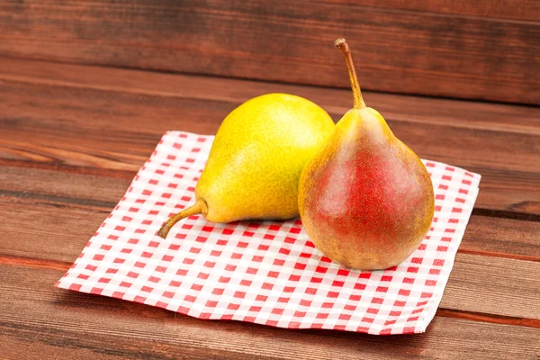 Pera madura de color amarillo — Foto de Stock