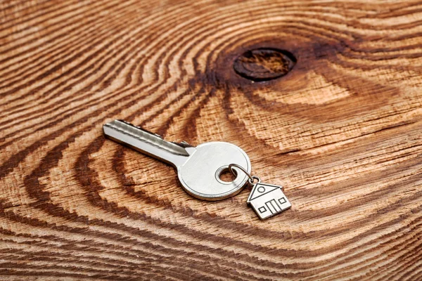 Nyckel en charm i form av hus. — Stockfoto