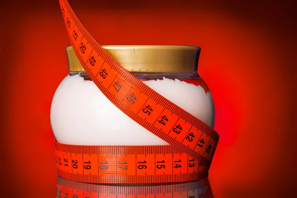 Körpercreme und Zentimeter. — Stockfoto