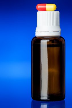 Öksürük şurubu, cam şişe.