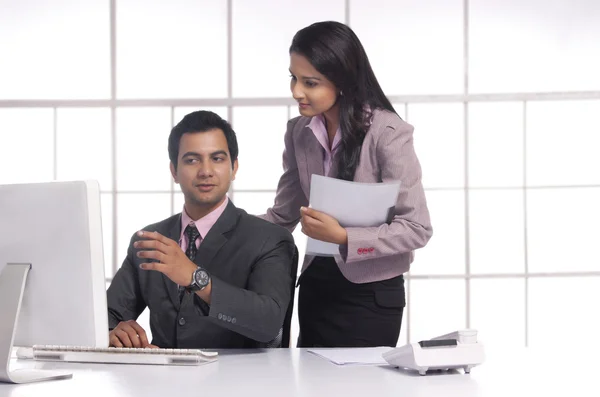 Businessman and businesswoman working together — Stock Photo, Image