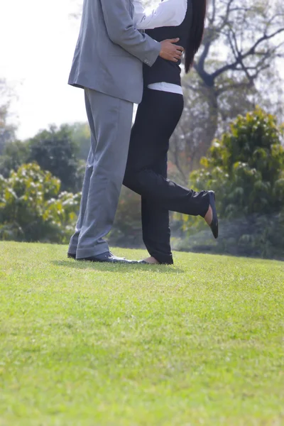 Homme d'affaires et femme d'affaires câlin — Photo