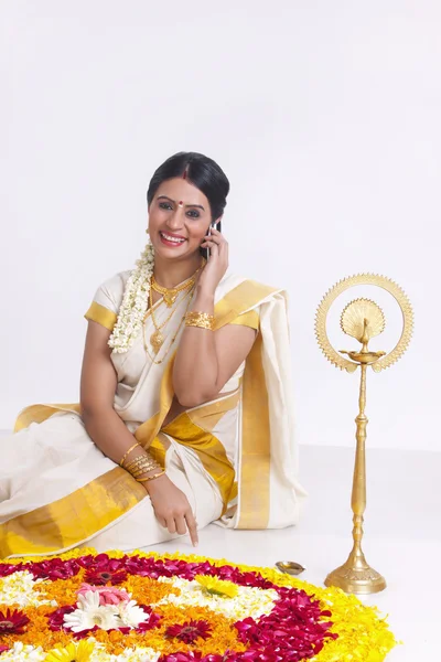 Indisk kvinna prata telefon — Stockfoto