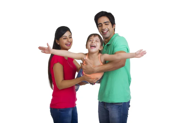 Мать и отец размахивают дочерью — стоковое фото
