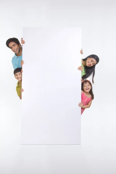 Beyaz tahta arkasında aile duran — Stok fotoğraf
