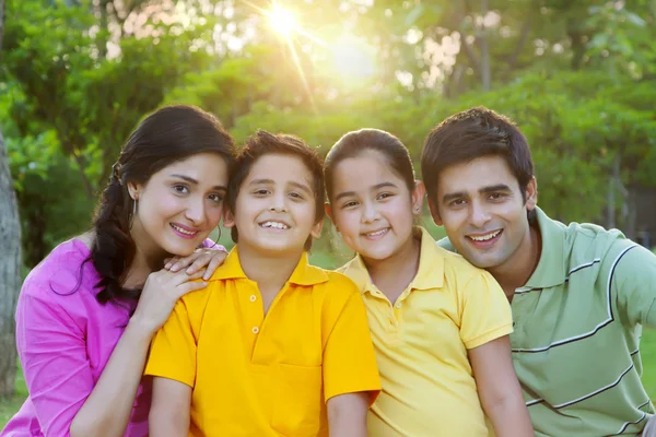 Indiana família sorrindo — Fotografia de Stock