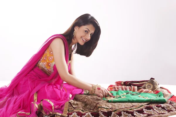 Woman looking at jewelery — Stock Photo, Image