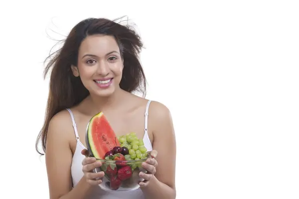 Mujer con un tazón de frutas — Foto de Stock