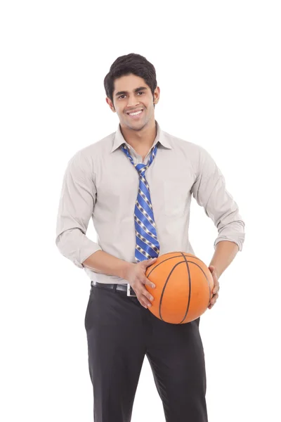 Executivo masculino com uma bola de basquete — Fotografia de Stock