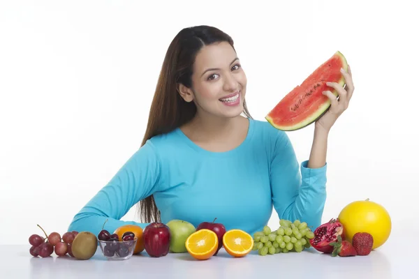 Frau hält Wassermelone in der Hand — Stockfoto