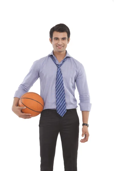 Executivo masculino com uma bola de basquete — Fotografia de Stock