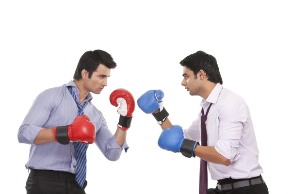Leidinggevenden met elkaar boksen — Stockfoto