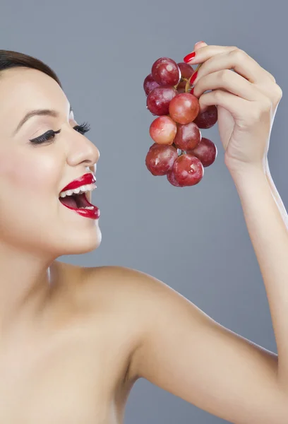 Femme sur le point de manger des raisins — Photo