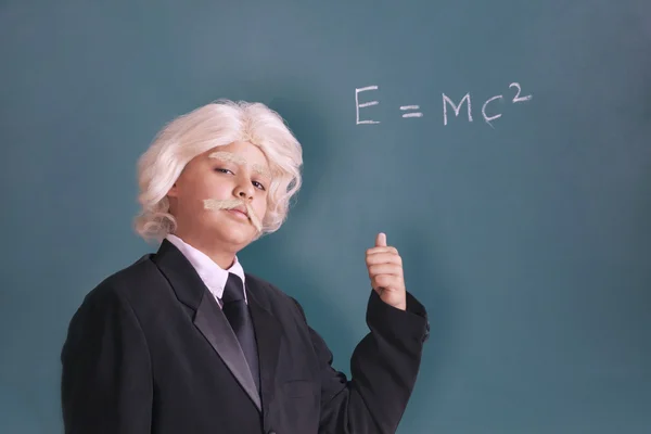Pojke pekar på matematik ekvation — Stockfoto