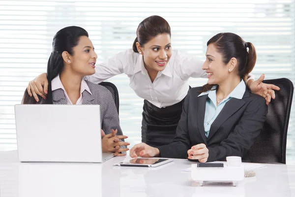 Lächelnde Geschäftsfrauen im Gespräch — Stockfoto