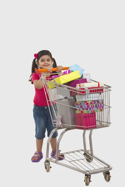 Chica con un carrito de compras — Foto de Stock