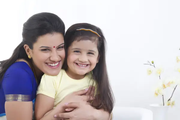 Retrato de mãe e filha sorrindo — Fotografia de Stock