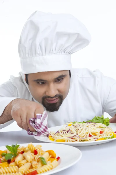 Chef cleaning side of plate — Stock Photo, Image