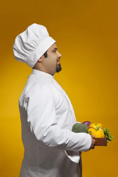 Chef with tray of vegetables — Stock Photo, Image