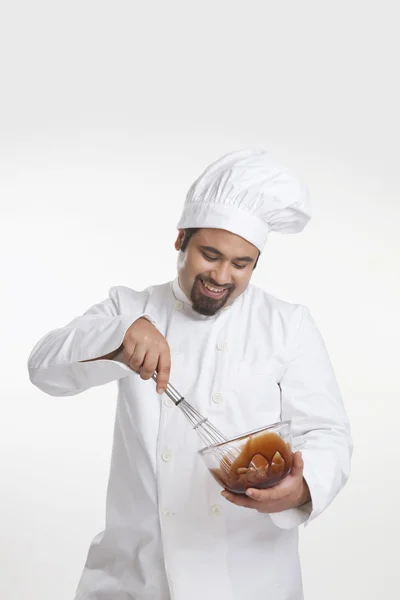 Шеф-кухар змішування шоколаду — стокове фото