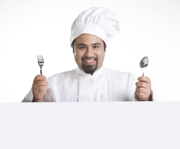 Szef kuchni z widelec i łyżka uśmiechający się — Zdjęcie stockowe
