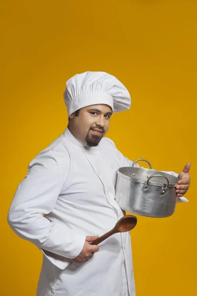 Шеф-кухар тримає посуд і ложку — стокове фото
