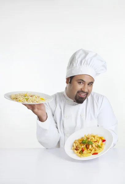 Chef in possesso di piatti con pasta — Foto Stock
