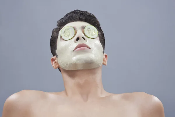 Pria dengan masker wajah berbohong — Stok Foto
