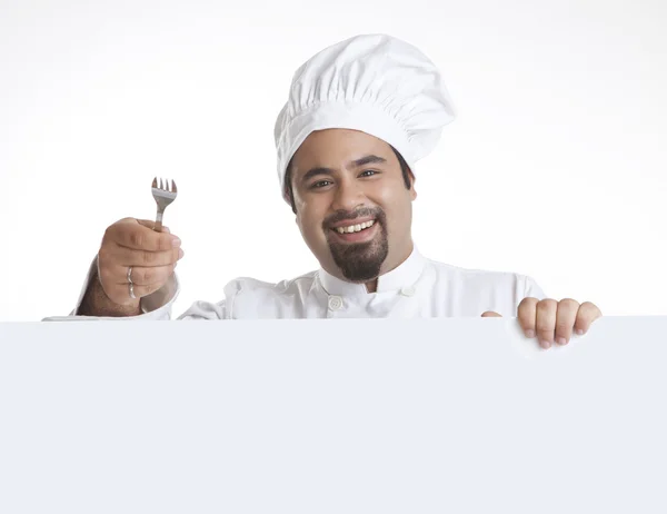 Шеф-кухар з виделкою посміхається — стокове фото