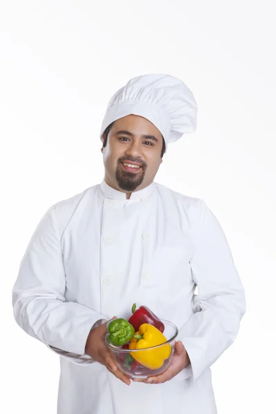 Chef com tigela de capsicums — Fotografia de Stock