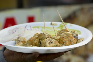Bir tabak içinde paneer Kababs hizmet