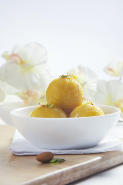 Laddus masada bir kasede 