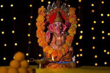 Ganesh Idol ve laddus