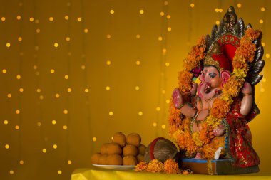Ganesh Idol ve laddus