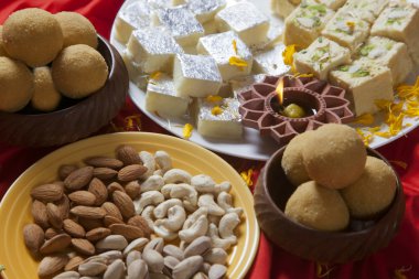 Tatlılar ve bir tabak içinde fındık