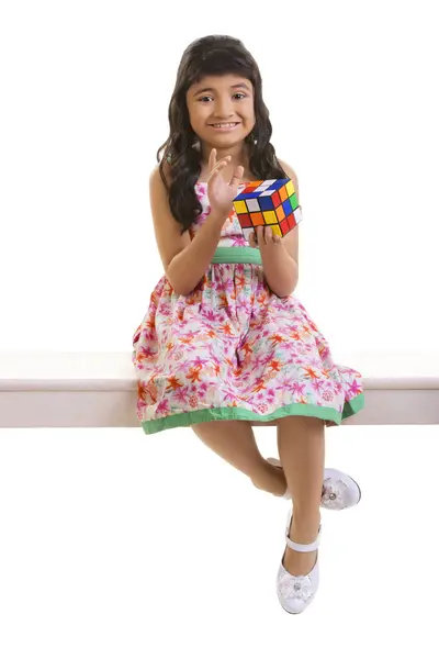 Chica con cubo Rubiks —  Fotos de Stock