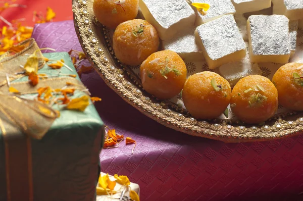 Laddus et barfi, nourriture indienne — Photo