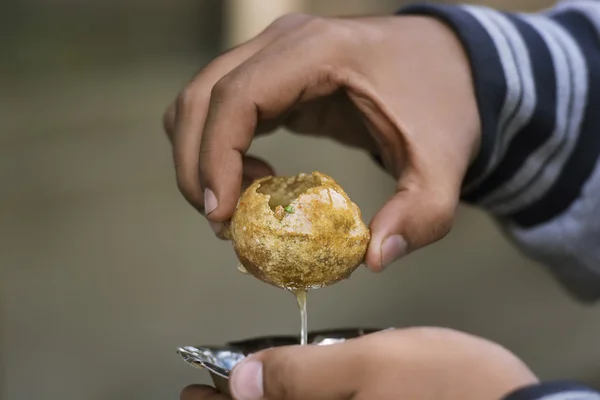 Homem segurando panipuri servido em uma tigela — Fotografia de Stock