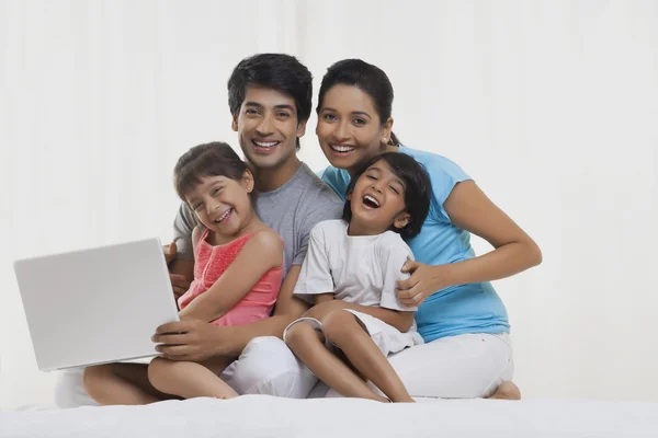 Familia feliz sonriendo — Foto de Stock