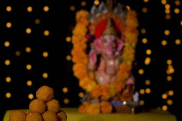 Ganesh idolo e laddus — Foto Stock