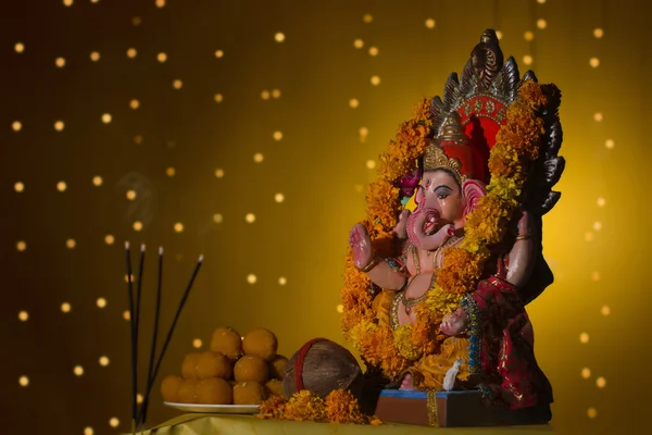 Idole de Ganesh et laddus — Photo