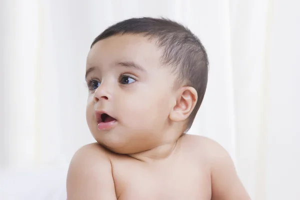 Bebê indiano olhando para longe — Fotografia de Stock