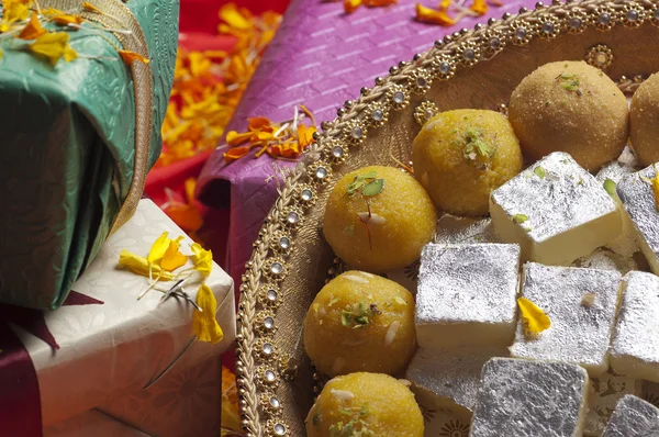 Laddus och barfi, indisk mat — Stockfoto