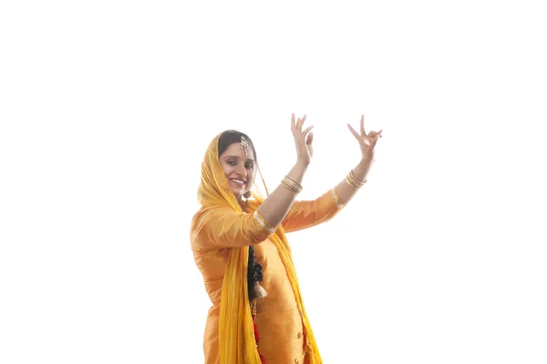 Žena, která dělá tanec bhangra — Stock fotografie