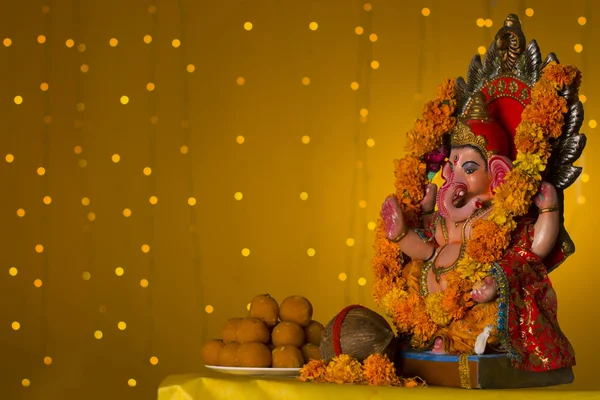 Idole de Ganesh et laddus — Photo